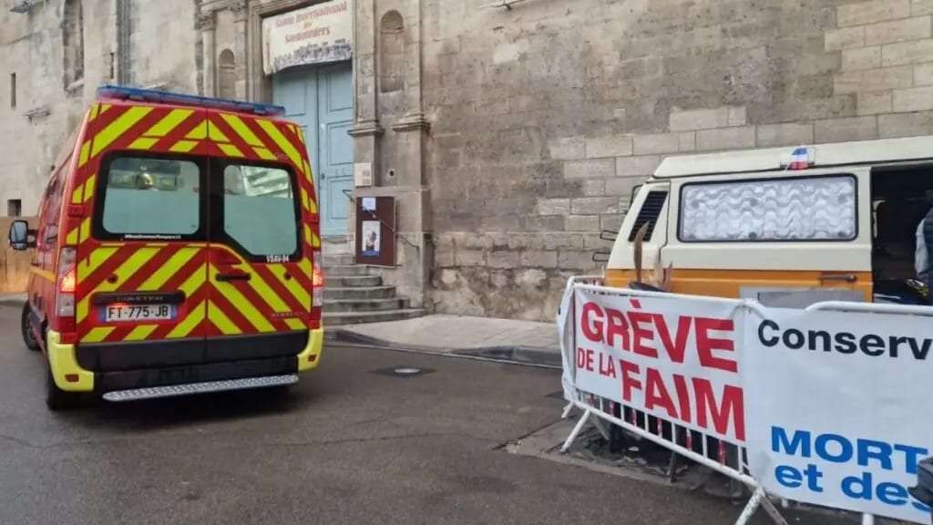 Grève de la faim de l'éleveur Patrick Laugier à Arles - Photo Patrick De Carolis, Maire d'Arles