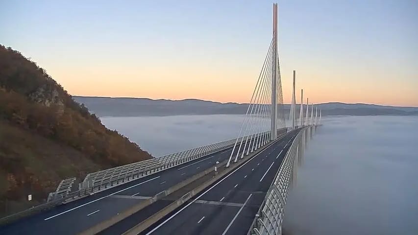 Occitanie : les magnifiques images du Viaduc de Millau au dessus d’une mer de nuages