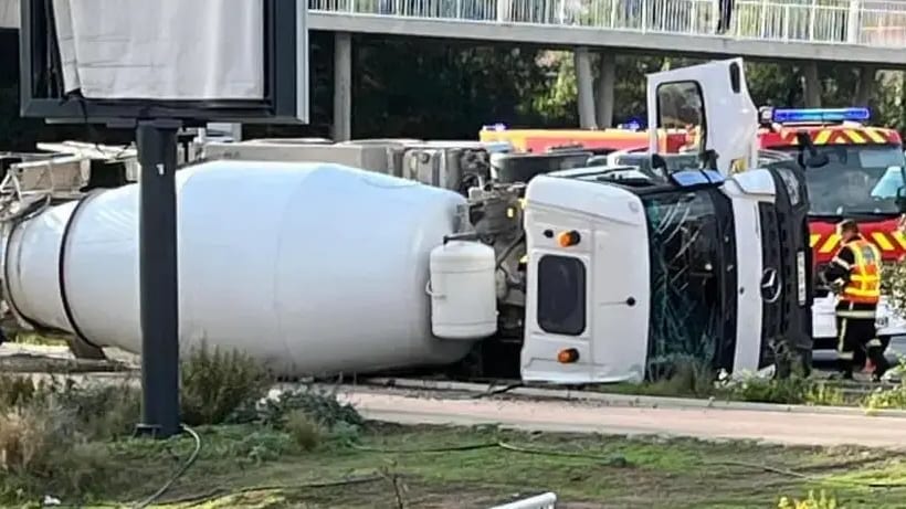 Cap d’Agde : un camion toupie se renverse dans le rond-point du Casino