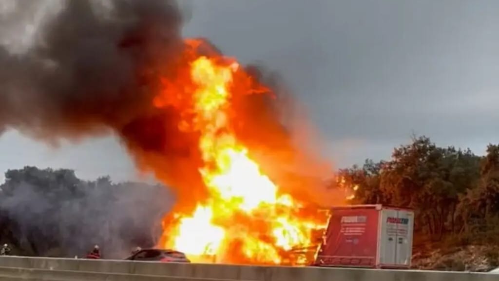 Poids lourd en feu sur l'autoroute A9 - photo : infOccitanie