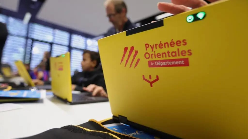 Pyrénées-Orientales : le Département offre des tablettes-PC aux collégiens