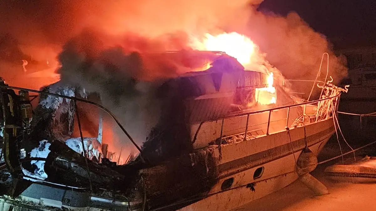 Aigues-Mortes : incendie spectaculaire d’un bateau dans le port