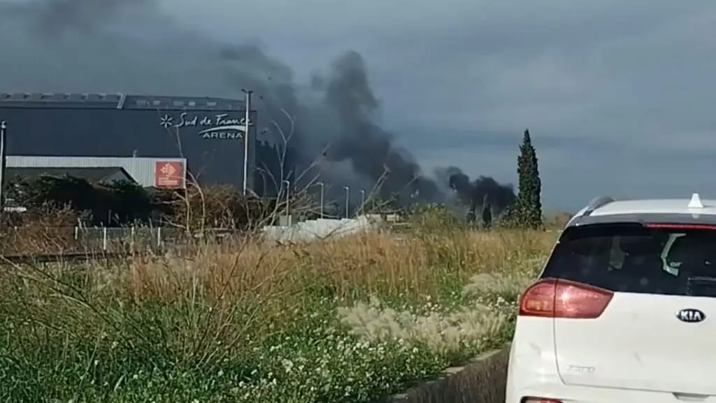 Montpellier : une voiture en feu près de la Sud de France Arena, la circulation à l’arrêt