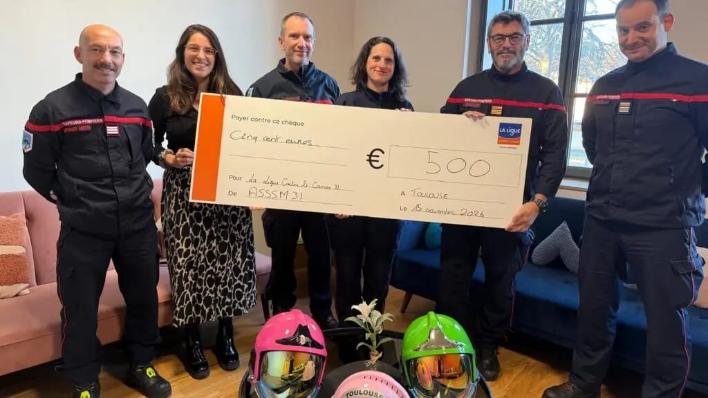 Haute-Garonne : les sapeurs-pompiers remettent un chèque de 500 euros à la Ligue contre le cancer
