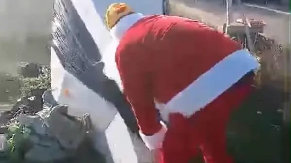 Hérault : le Père Noël pris en flagrant délit en train de bâcher un radar