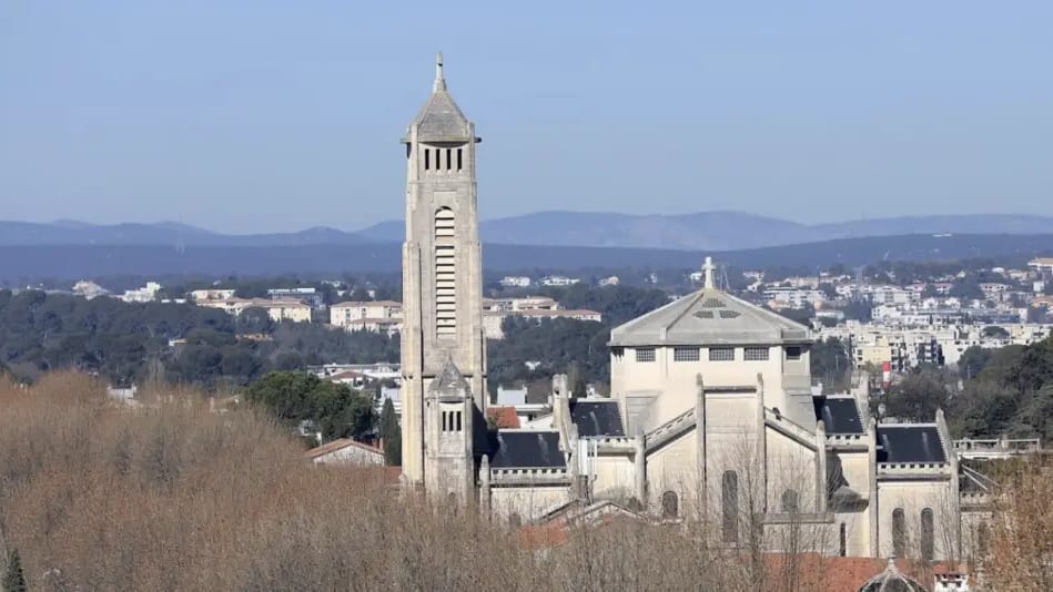 Montpellier : l’église Sainte-Thérèse cambriolée,  vitrail brisé et argent volé