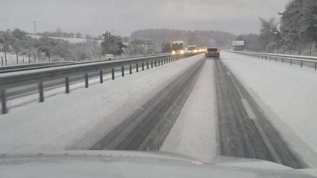 Chutes de neige en cours sur l'autoroute A75 - photo Paquita Garcia - FB - Utilisateurs A75 La méridienne