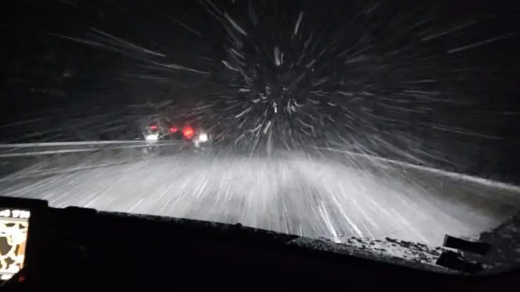 Autoroute A75 : tempête de neige en cours, circulation à l’arrêt ce dimanche soir