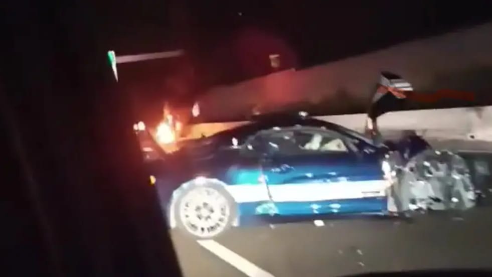 Accident grave sur l'autoroute A709, l'Alpine de la gendarmerie impliquée, une moto en feu.