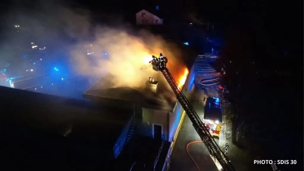 Incendie de la Maison du Tourisme du Parc National des Cévennes 90% de la toiture détruite par la flammes - photo SDIS 30