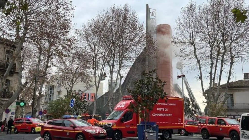 Les sapeurs-pompiers interviennent au niveau de l'église des Saints-François / Crédit : Collectif des 4 boulevards