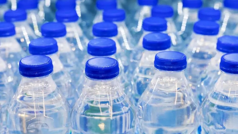 Santé : un polluant éternel retrouvé dans des bouteilles d’eau minérale