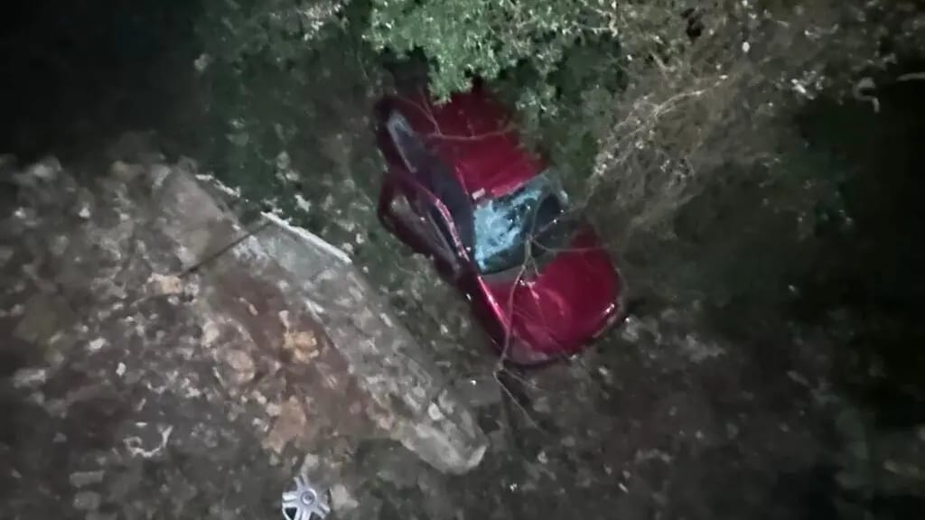 Gard : après avoir glissé sur du verglas, une voiture fait une chute de 4 mètres dans un ravin