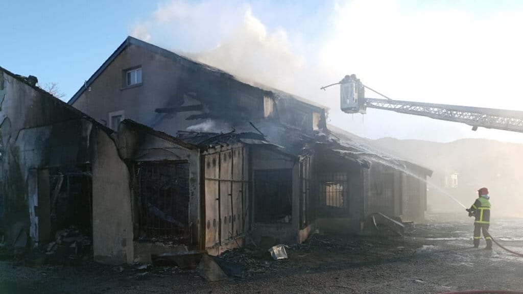 Pyrénées-Orientales : une mairie ravagée par les flammes