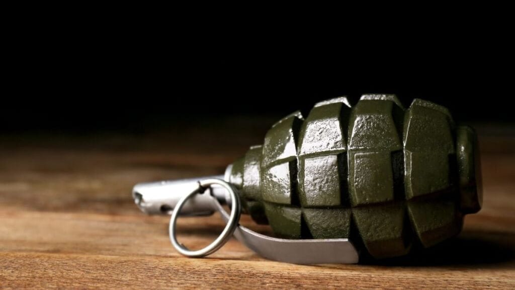 Gard : un habitant découvre une grenade dans son jardin