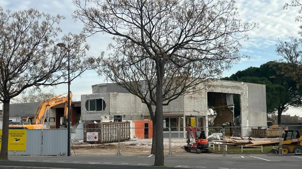 Hérault : la déconstruction de la piscine Aqualuna de Lunel bientôt achevée