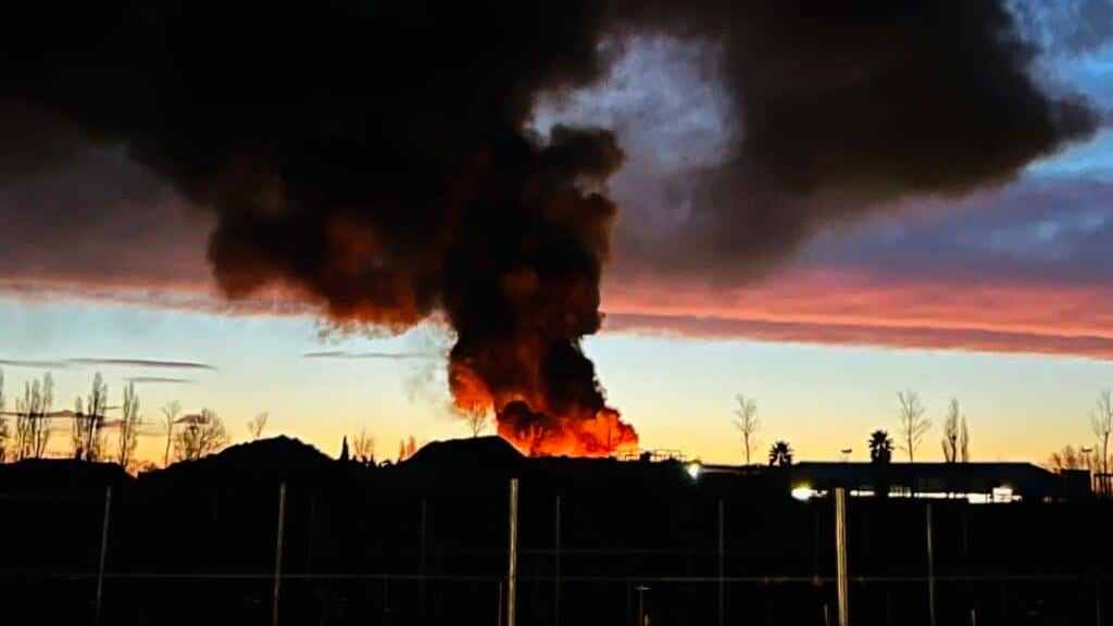 Pyrénées-Orientales : un important incendie se déclare dans une entreprise de recyclage