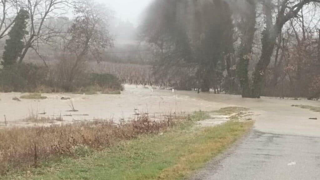 Météo : fortes pluies, orages et neige, des routes inondées et fermées en région