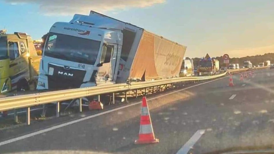 Hérault : un poids lourd accidenté sur l’A9, la circulation perturbée