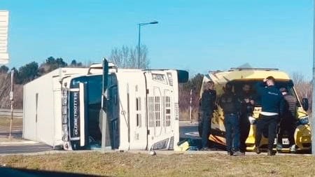 Béziers : un camion se renverse dans un rond-point, circulation fortement perturbée
