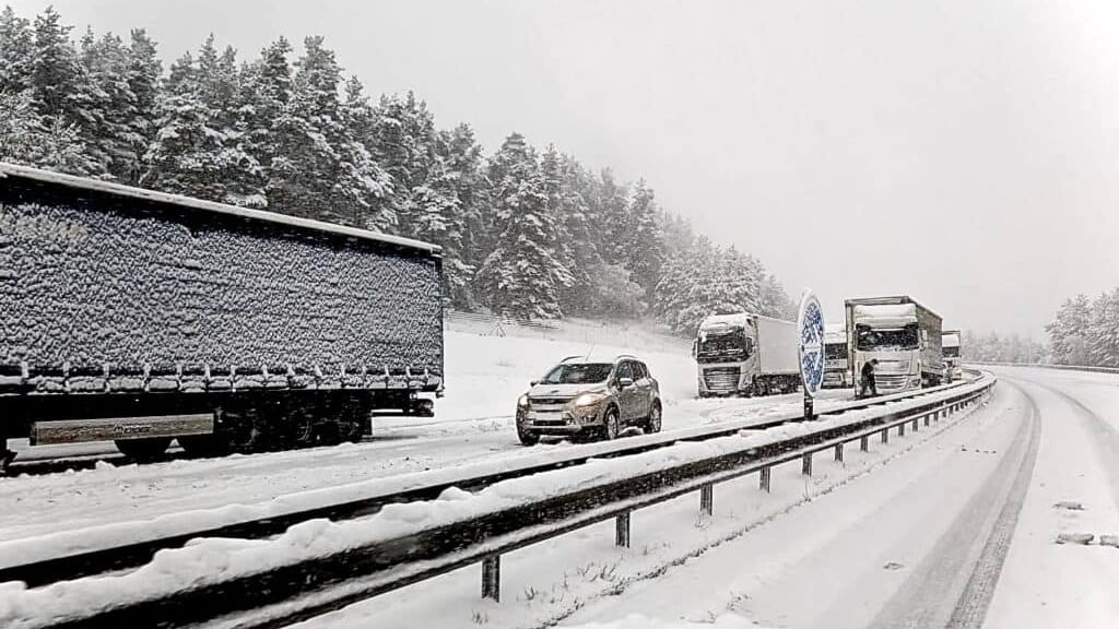 Neige : des poids lourds en difficulté sur l’autoroute A75 malgré l’interdiction de circuler