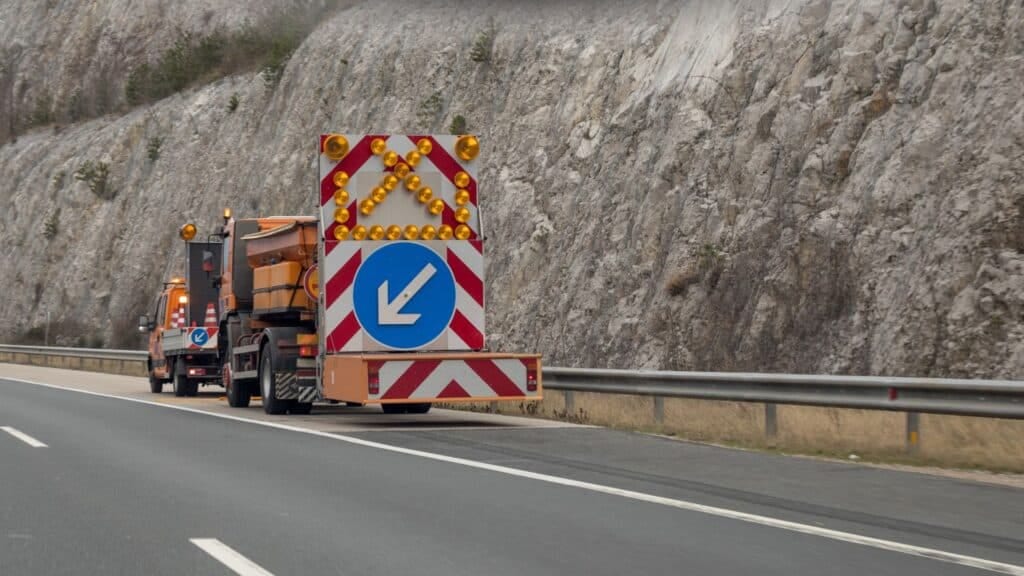Autoroute A9 : un arbre tombe sur les voies près de Nîmes, une voiture endommagée