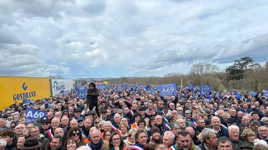 A69 : des milliers de manifestants à Castres pour exiger la reprise du chantier