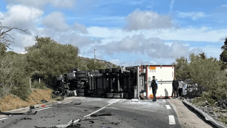Aude : un mort dans un grave accident entre un camion et une voiture