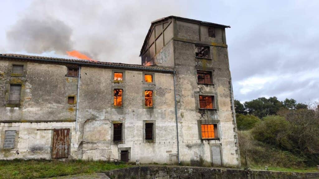 Aude : un incendie ravage une ancienne minoterie à Trèbes