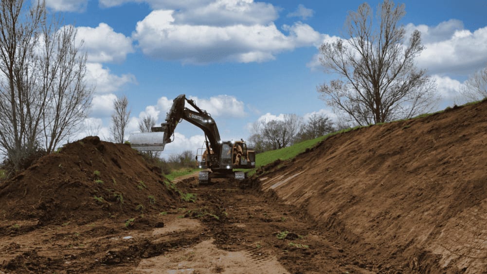 Lutte contre les inondations : travaux de sécurisation des digues du Vidourle à Saint-Laurent-d’Aigouze