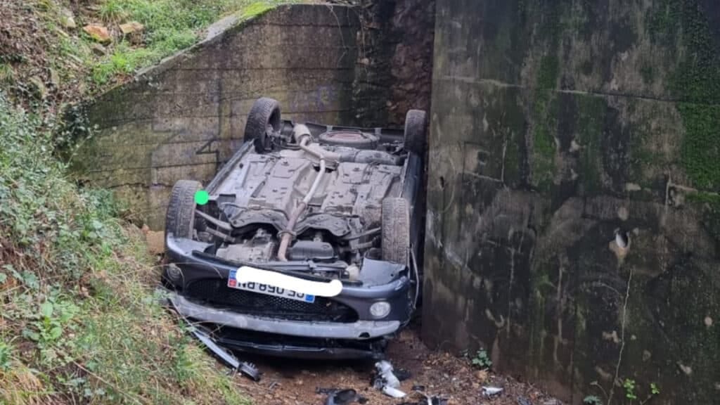Accident dans le Gard : une voiture chute de plusieurs mètres et se retrouve sur le toit