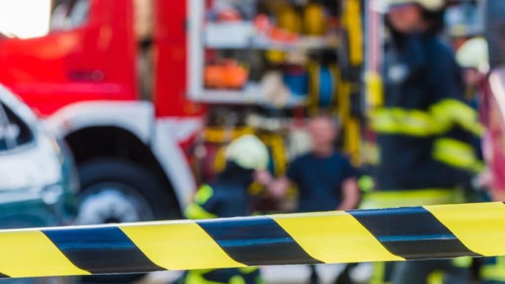 Nîmes : un camion se couche dans un rond-point