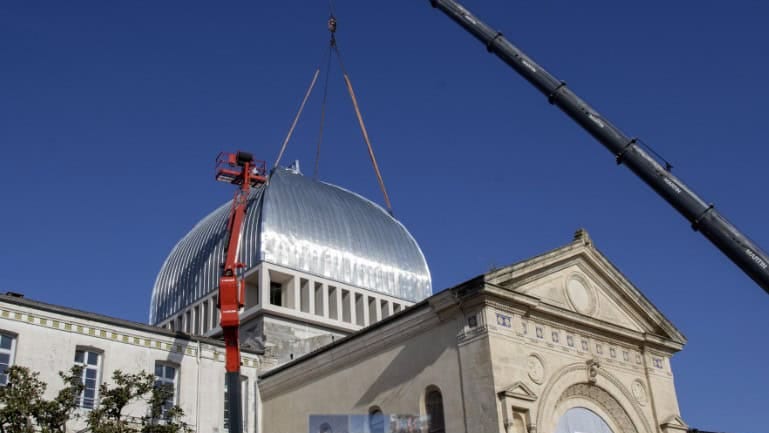 Nîmes : le dôme enfin posé sur le site universitaire Hoche, « un symbole »