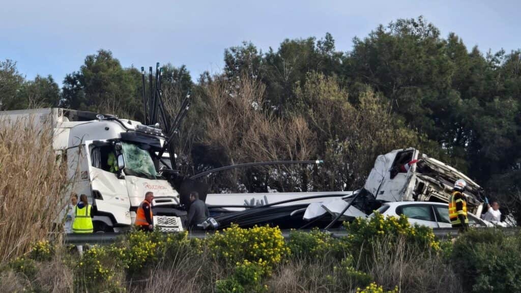 Accident grave : un poids lourd traverse l’A9, l’autoroute coupée, un hélicoptère en renfort