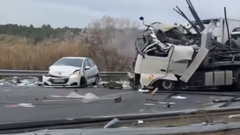 Autoroute A9 : deux morts dans un effroyable accident entre plusieurs camions et voitures