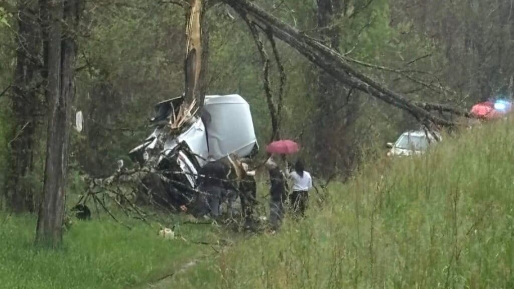 Occitanie : une voiture enroulée contre un arbre, un jeune en urgence absolue
