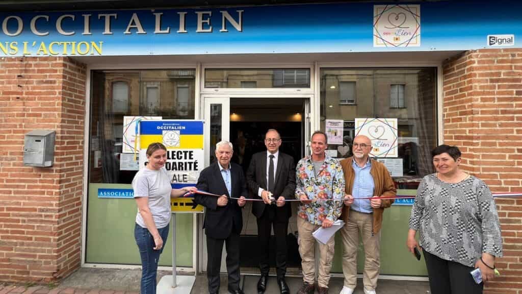 Le ruban prêt à être découpé pour inaugurer les nouveaux locaux de l'association Occitalien.