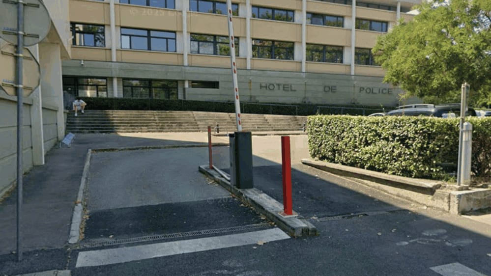 Montpellier : une voiture abandonnée, moteur allumé, devant le commissariat sème l’inquiétude