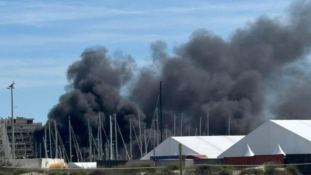 La Grande-Motte : virulent incendie au port ce lundi midi