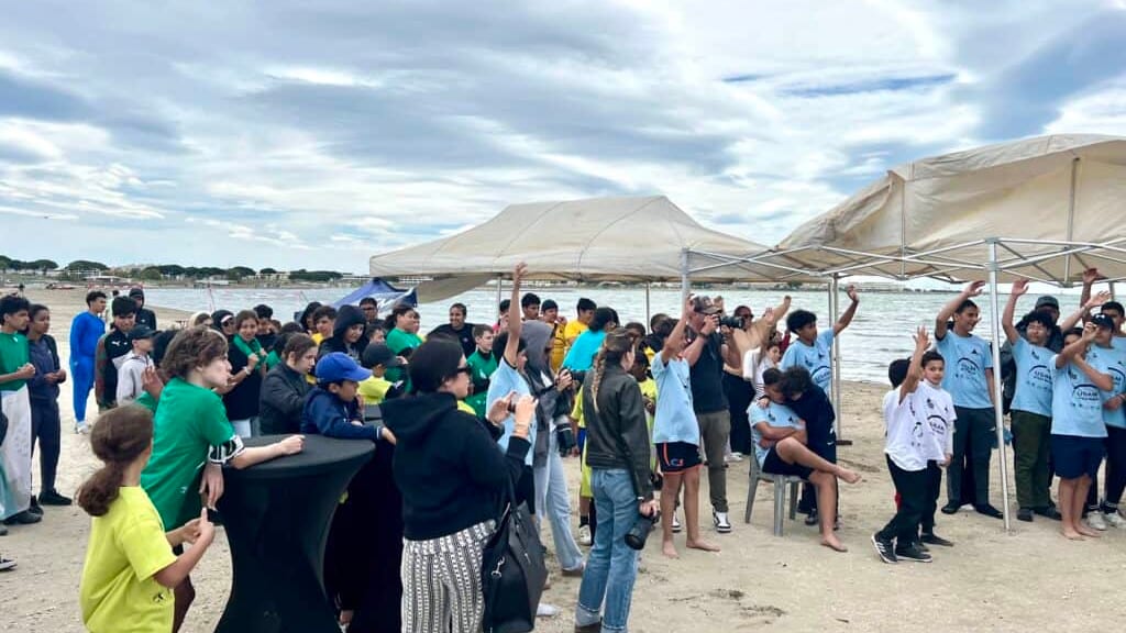 Grau-du-Roi : 200 jeunes issus des centres sociaux nîmois réunis sur la plage