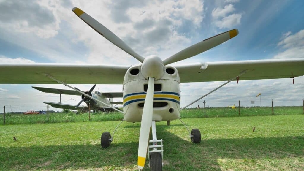 À Beaucaire, un petit avion contraint d’atterrir en urgence dans un champ