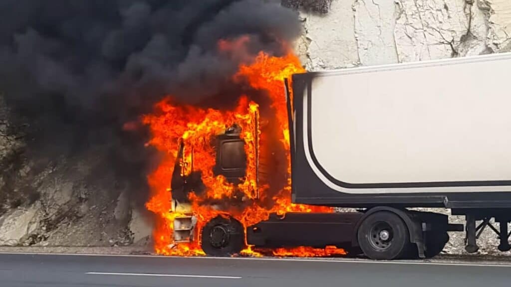 Autoroute A9 coupée entre Nîmes et Roquemaure après l’incendie d’un camion