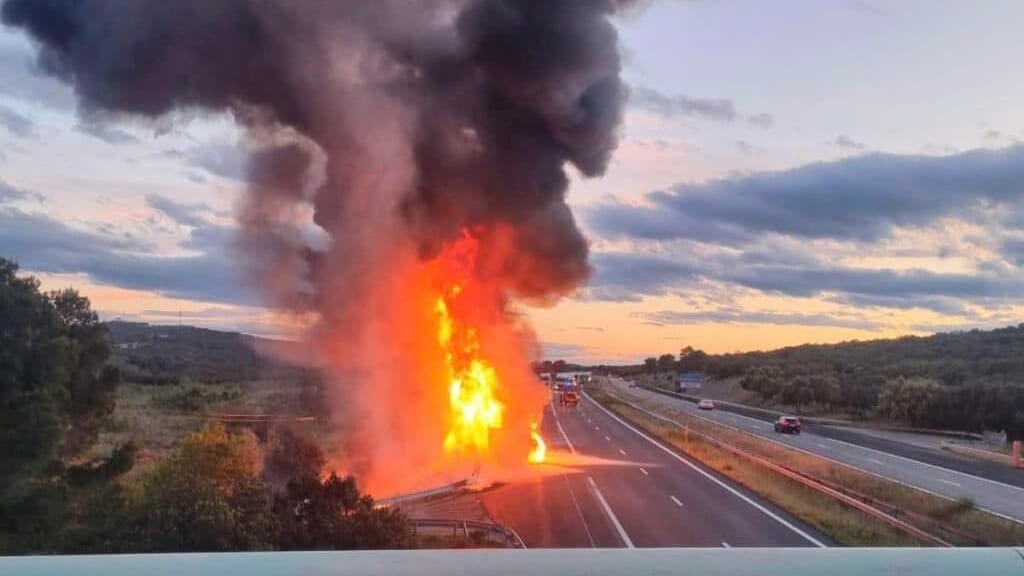 Autoroute A9 coupée : un camion transportant des matières dangereuses en feu