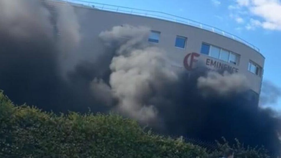 Gard : une voiture prend feu à Aimargues devant le magasin Eminence