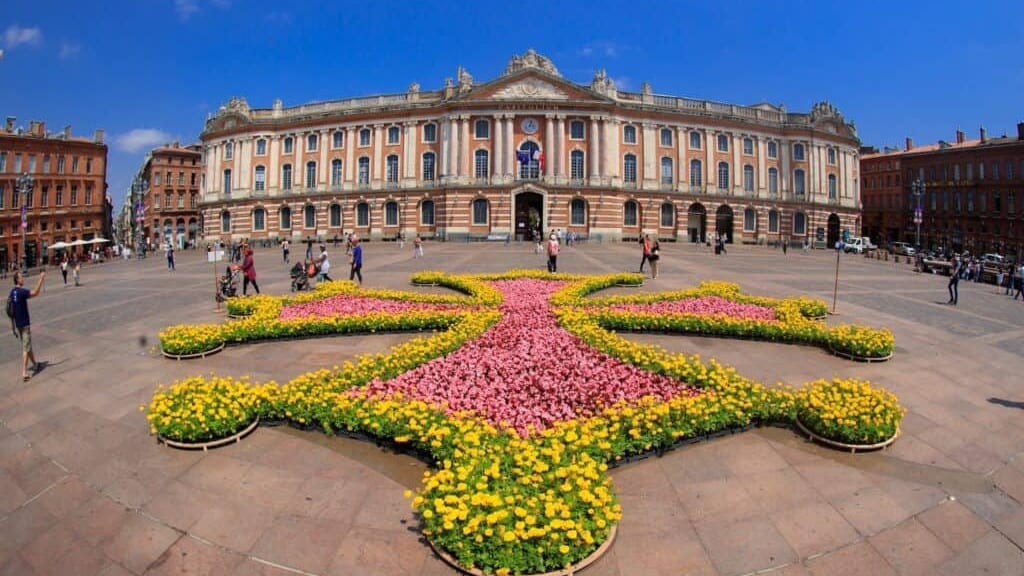 Toulouse : pourquoi des milliers de fleurs ont orné la place du Capitole ?