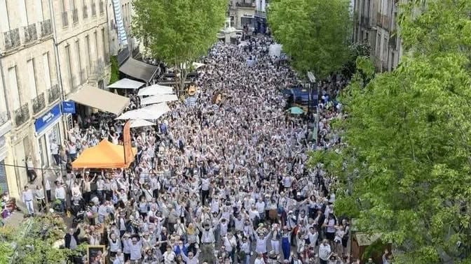 Pézenas explose le record du monde avec 3 358 marinières réunies