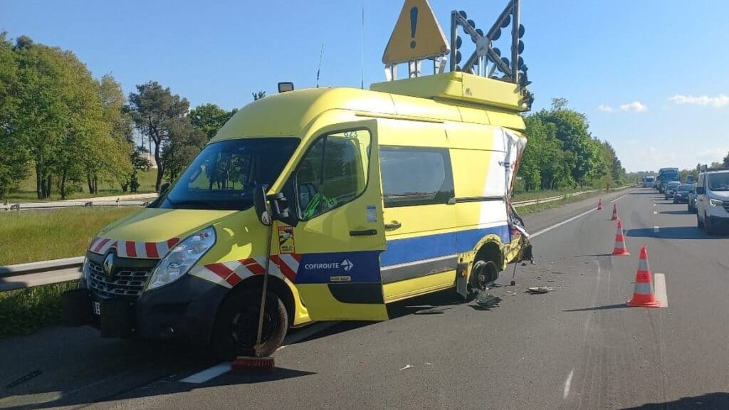 Un fourgon Vinci Autoroutes heurté par un poids-lourd