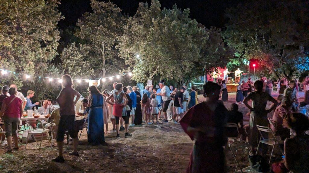 Gard : banquet, musiques et danses occitanes lors de la fête médiévale du château d’Allègre