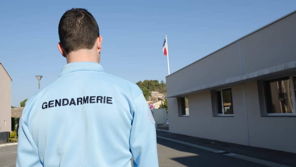 gendarme sortant de la gendarmerie
