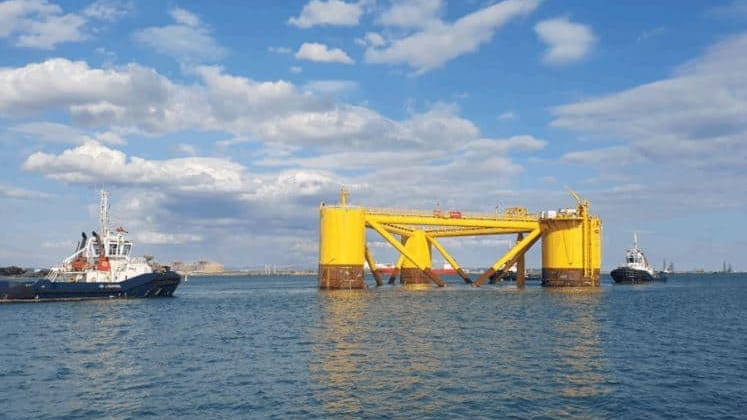 Port-la-Nouvelle : « spectaculaire », un 1er flotteur pour les éoliennes en mer
